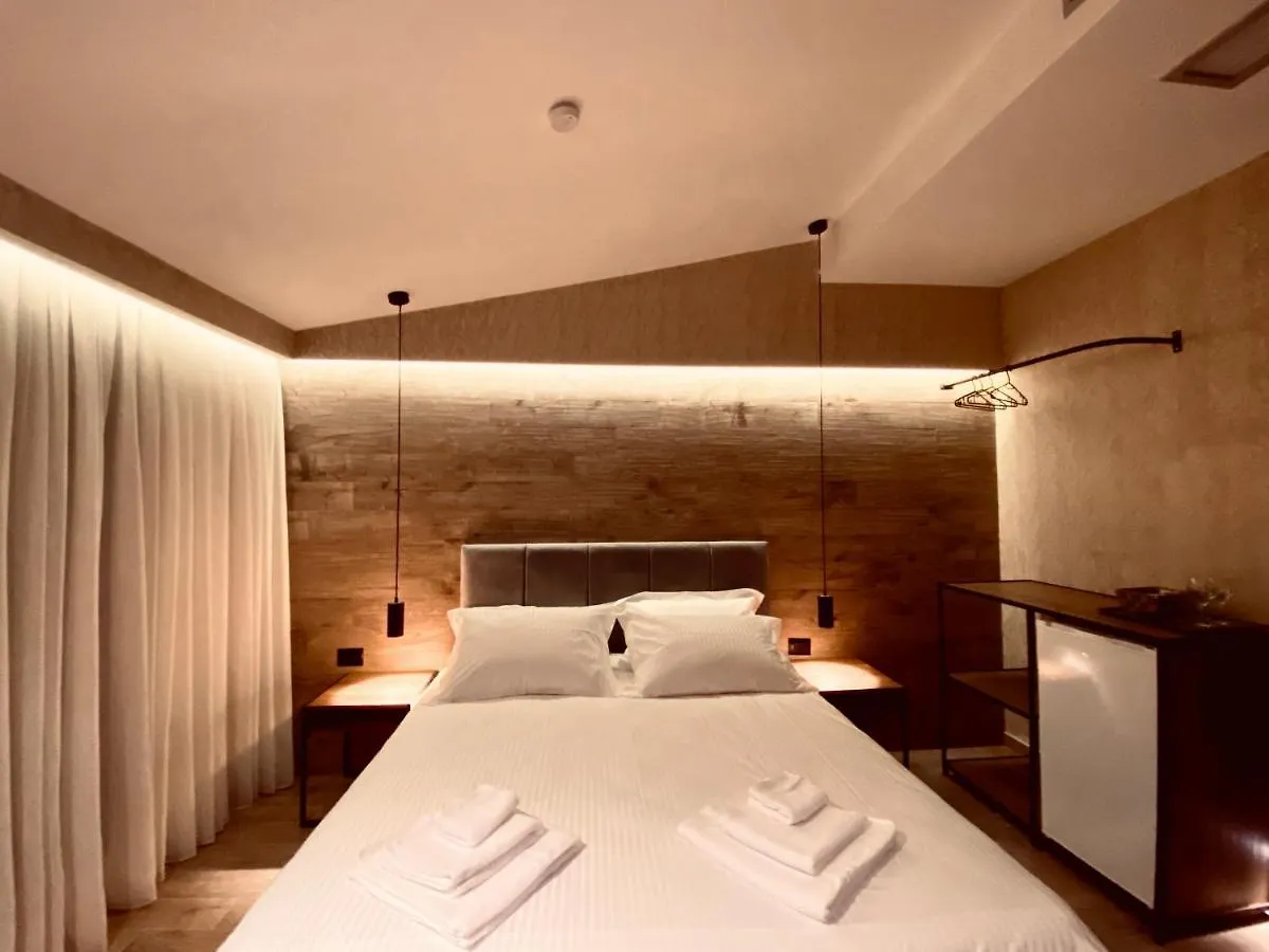 Deluxe Rooms In Blloku Area Tirana Apartment